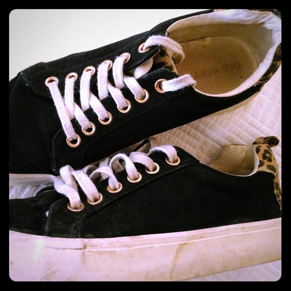 Sneakers with Cheetah print.